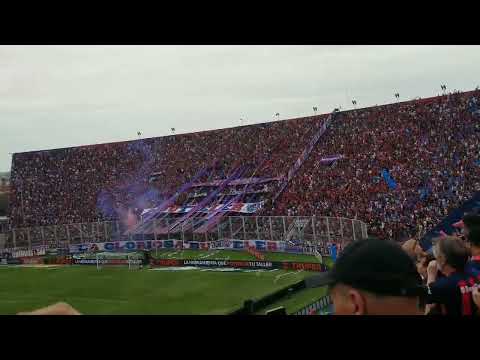 "El gran recibimiento de los hinchas de #SanLorenzo en el partido ante #River" Barra: La Gloriosa Butteler &bull; Club: San Lorenzo