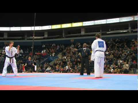 Lídia Körmöndi vs. Mikstaité Inga - European (Shin)Kyokushin Championship Vilnius 2011