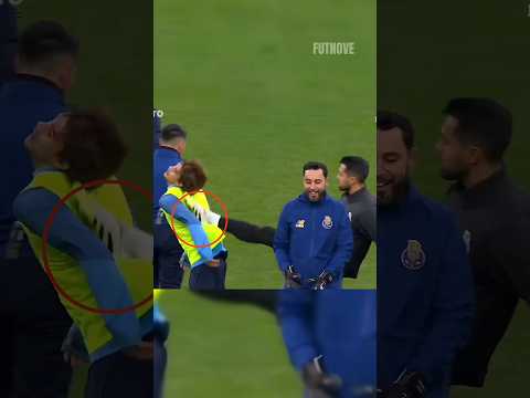 O goleiro português está muito irritado e não tolera isso. 😡