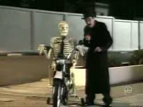 Skeleton on the motorcycle scares people- Prank Brazilian