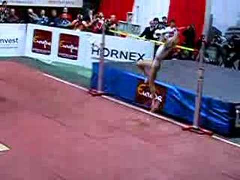 Iryna Kovalenko clears 187 cm