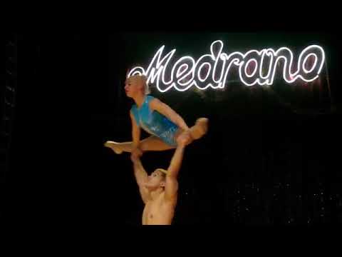 1677 hand of hand duo