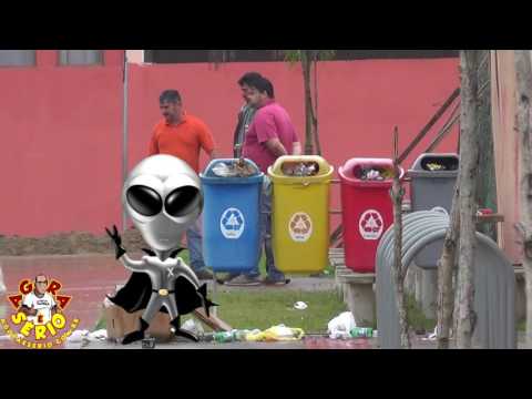 Funcionários da Prefeitura dentro da Praça do Pac