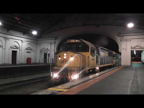 Sunday Fast 4 Trains - Ballarat Trains at Night - Pacific National Freights