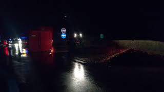 tir-perde-carico-quintali-di-pomodori-sull-asfalto