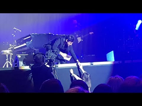 Una niña le regala un dibujo a Pablo López, y en él aparece Antonio Orozco (Bilbao Arena) 22-12-2018