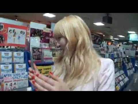 4Minute found G.NA album in a Japan music store 100730