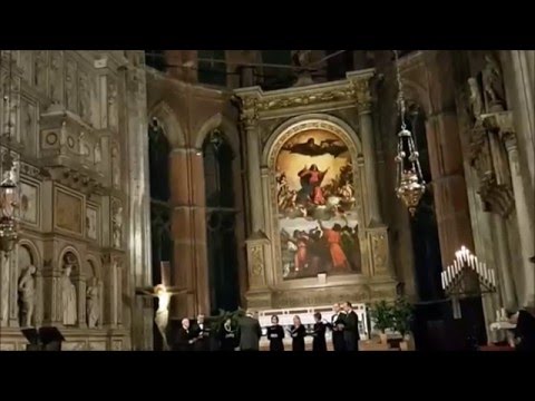 Entrando em Santa Maria Gloriosa dei Frari, Veneza, Itália