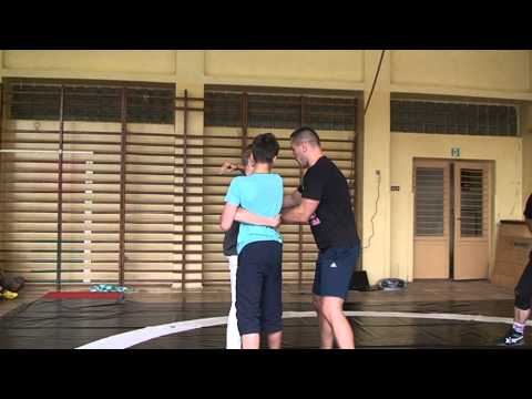 Pokaz Sekcji Zapaśniczej TS Wisła w SP nr 114 w Krakowie - nauka rzutu przez biodro