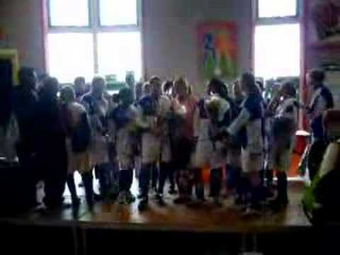 Waterwijk MB1 krijgt de beker uitgereikt