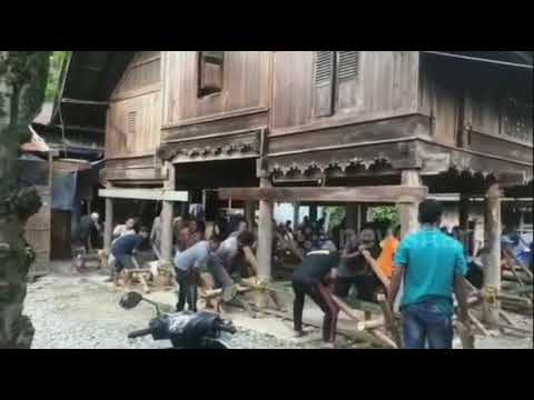 Family in Indonesia literally 'move house' by lifting building off the ground