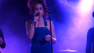 Izzy Bizu - I Know live Manchester Club Academy 14-02-17