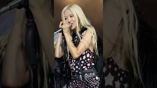Download lagu BLACKPINK - Rosé performing “Dance All Night” (Live in London, UK - Night 1) #BLACKPINK #DEADLINE mp3
