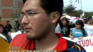 preview picture of video 'Trujillo: Estudiantes universitarios pintan buses en protesta por alza de medio pasaje'