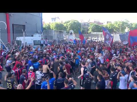 "Entrada de la Butteler vs Tigre - Que te pasa quemero, todavia seguis esperando..." Barra: La Gloriosa Butteler • Club: San Lorenzo