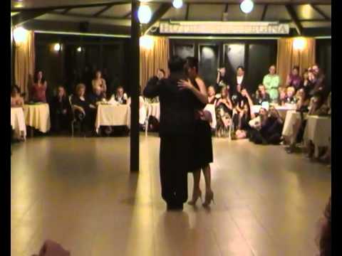  Paulina Cazabon Goméz  and  Carlos Espinoza  are  dancing  to  the  tango  "  Ya Lo Ves  "