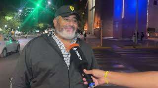 Rolando, el florista que lleva 30 años en una esquina de Capital