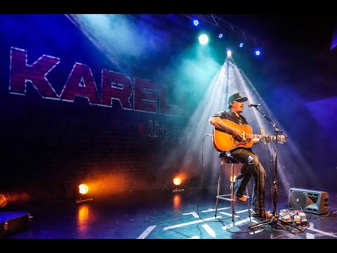 Mikko Sipola och en gitarr på Karelias scen