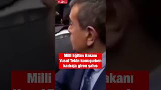 Milli Eğitim Bakanı Yusuf Tekin konuşurken kadraja giren kişi gündem o