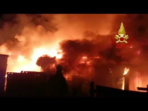 A fuoco capannone del caseificio delle bufale di Cuneo a Caraglio: nessuno coinvolto