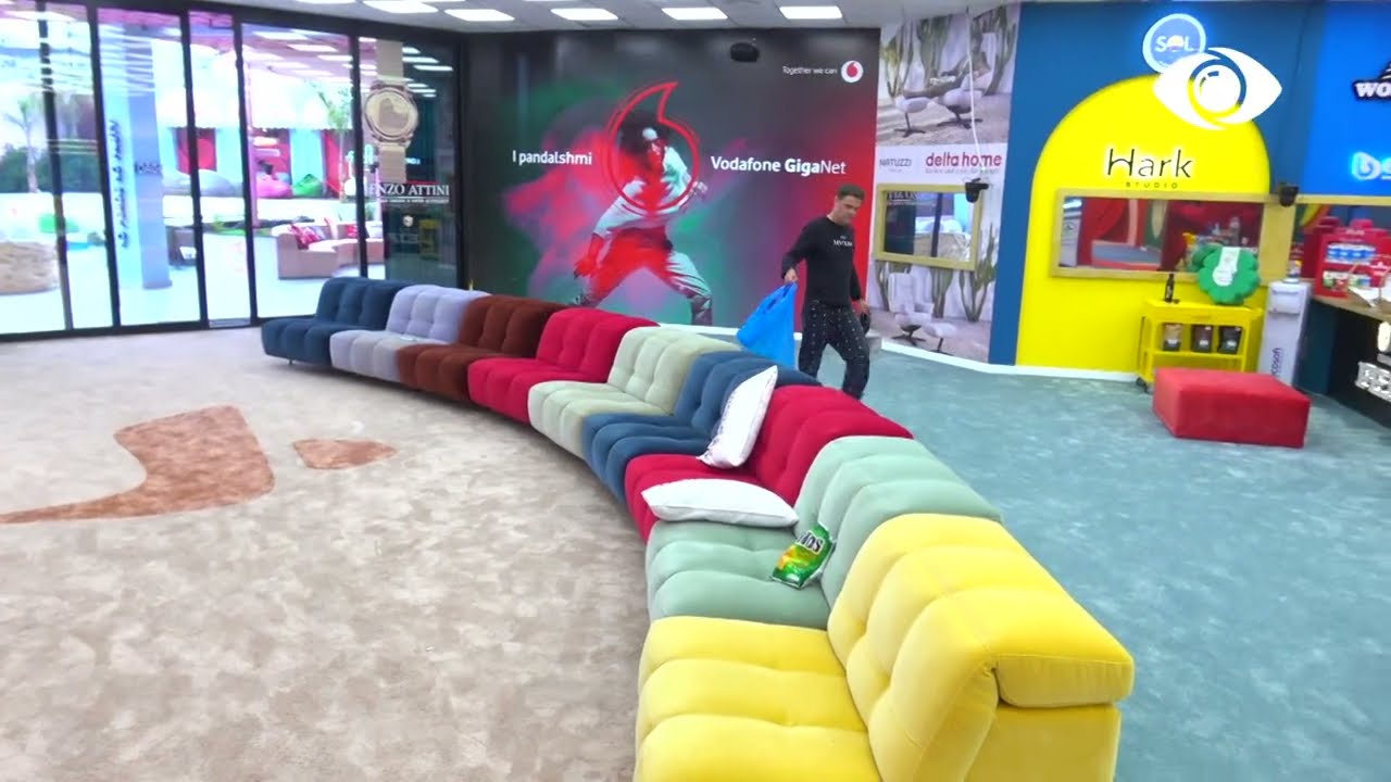 Armaldo pastron në kuzhinë, nuk përshëndetet me Luizin