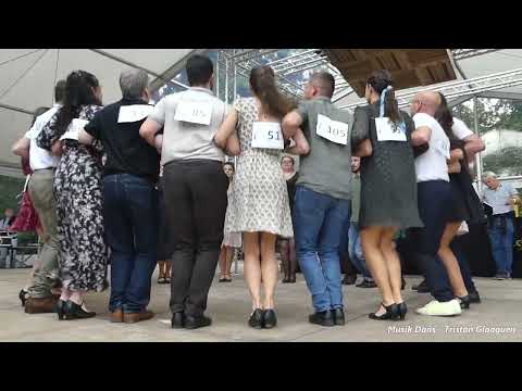 Danse bretonne : Finale 2024 de la Dañs Plinn/Fañch chantée par Nanda et Iffig Troadec à Gourin