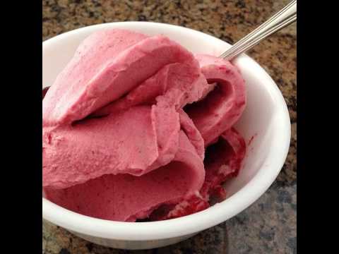 Snodde ihop italiensk maräng, vaniljglass och åt med jordgubbar. Amen . #mat #dessert #egengjortär