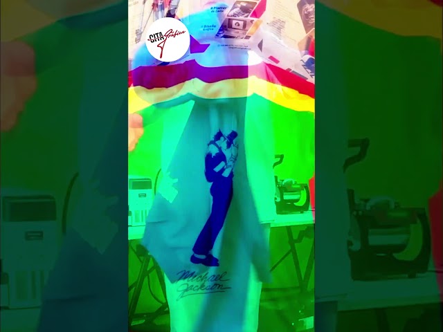 Vídeo relacionado con CRAZY FOR ROCK Michael Jackson Camiseta Oficial Thriller. Camiseta Unisex de Algodón. Camiseta de Ajuste Regular para Adulto y Niño, Negro , XS