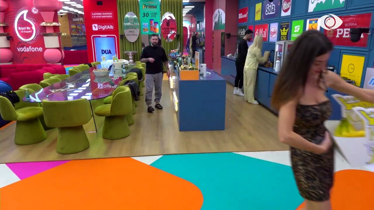 “Nuk të vjen pak turp”/ Loredana diskuton me Rozanën: Të duket gjë normale?