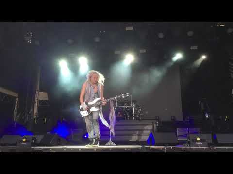 Def Leppard - Rick Savage Bass Solo live in Berlin 2019