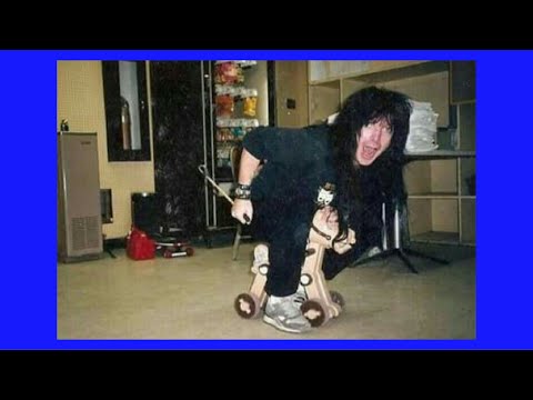 Mick Mars just being himself for 6 minutes straight