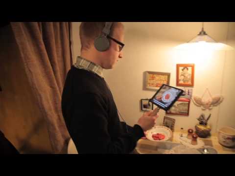 Το 2014, στο Κέντρο Πολιτισμού «Ελληνικός Κόσμος», στο πλαίσιο του Φεστιβάλ Fast Forward, παρουσιάστηκε η περιπατητική, διαδραστική παράσταση Situation Rooms — τίτλος που παραπέμπει στην αίθουσα διαχείρισης κρίσεων του Λευκού Οίκου — της ευρωπαϊκής ομάδας [[#Rimini Protokoll#]].Σε κάθε παράσταση συμμετείχαν 20 θεατές, οι οποίοι, ως ταυτόχρονα συνοδοιπόροι και «συμπαίκτες/τριες», περιηγούνταν σε μια δαιδαλώδη πολυτοπική κατασκευή, ακολουθώντας οδηγίες από ατομικό mini iPad και ενδοακουστικά. Κατά τη διάρκεια των 90 λεπτών — σε μια εμπειρία που συνδύαζε στοιχεία εγκατάστασης και διαδραστικού βιντεοπαιχνιδιού — καλούνταν να γνωρίσουν και να υποδυθούν δέκα από τους περίπου είκοσι χαρακτήρες της παράστασης.Οι χαρακτήρες εμφανίζονταν στην οθόνη ως κινηματογραφημένες παρουσίες στον ίδιο χώρο, αφηγούνταν τις προσωπικές τους ιστορίες και καθοδηγούσαν τους/τις θεατές σε επιμέρους χώρους (εργασίας ή οικιακούς). Ταυτόχρονα, οι συμμετέχοντες/ουσες κινούνταν στο σκηνικό ακολουθώντας εξατομικευμένες οδηγίες· έτσι, οι ρόλοι που ενσάρκωναν κάθε στιγμή διασταυρώνονταν και αλληλεπιδρούσαν με τους ρόλους των άλλων, συγκροτώντας ένα σύνθετο δίκτυο ταυτόχρονων δράσεων.