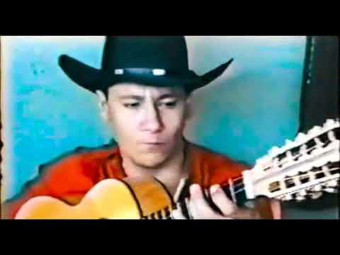 Goiano tocando viola na Casa do Tião Carreiro