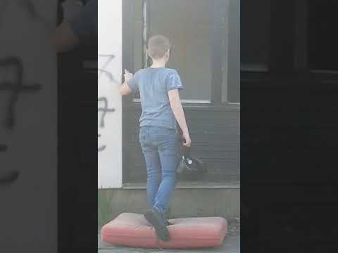 WIR GEHEN IN EIN VERLASSENEN KINDERGARTEN Teil1