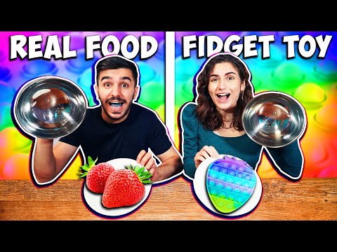 FIDGET TOYS vs REAL FOOD CHALLENGE! Dania muss einen T-Rex essen!