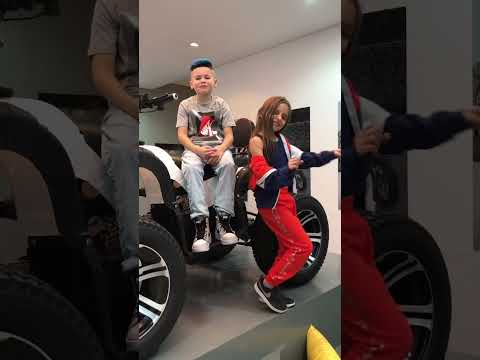 Mc Lorenzo dançando sua nova música 😎🥰💙 #short #shorts #mclorenzo #naoficaemocionadinha