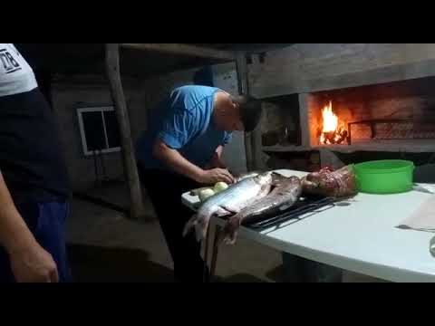 Tierra lejana Chaco Pampa ampa Almirón preparando pescado a la parrilla para los Valientes 