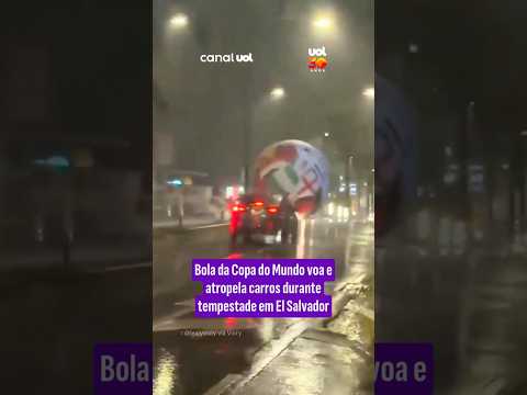 Ventania arrasta bola inflável da Copa de 2026 pelas ruas de San Salvador