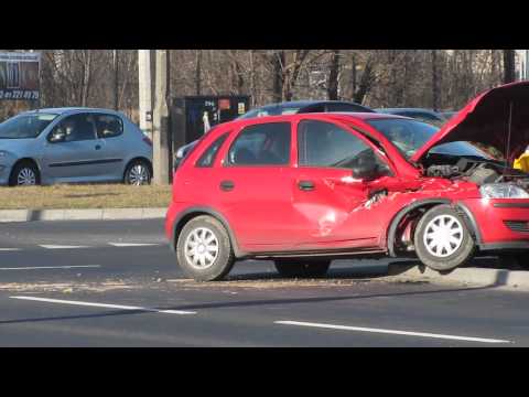 Zderzenie osobówki z koparką na skrzyżowaniu ul  Diamentowej i Krochmalnej w Lublinie