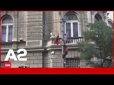 Hiqen flamujt shqiptarë në Beograd në protestën kundër paradës gay