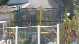 preview picture of video 'Pataugeoire et trampoline au camping les parcs'