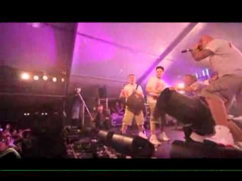 Cheek heitteli seteleitä yleisölle Blockfesteillä 2011