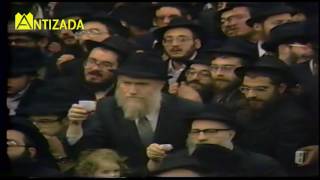 מארש נפוליון  עם הרבי מליובאוויטש - התמונה מוצגת ישירות מתוך אתר האינטרנט יוטיוב. זכויות היוצרים בתמונה שייכות ליוצרה. קישור קרדיט למקור התוכן נמצא בתוך דף הסרטון