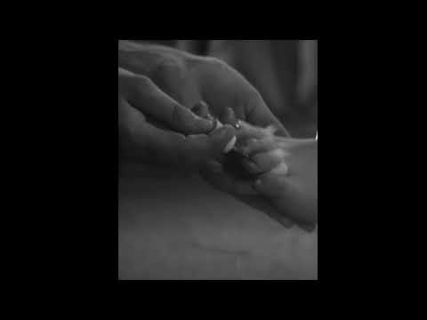 Il piede, il cotone, lo smalto