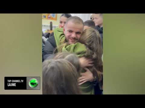 Top Channel/ Video virale e mësuesit. “Ëndrra amerikane” nuk e ndan nga nxënësit e tij