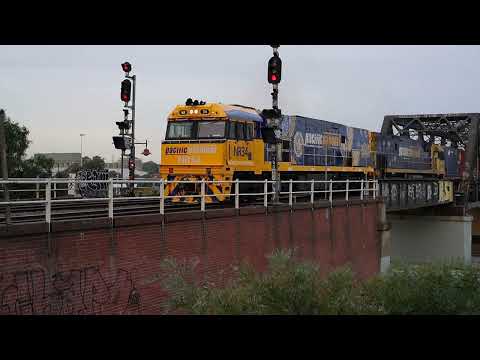 Pacific National Intermodal Freight 2MA5 (Stupidity Alert from the 2 minute mark)