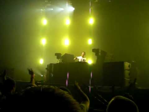 Tiësto HMH 190610 - Suburban Train