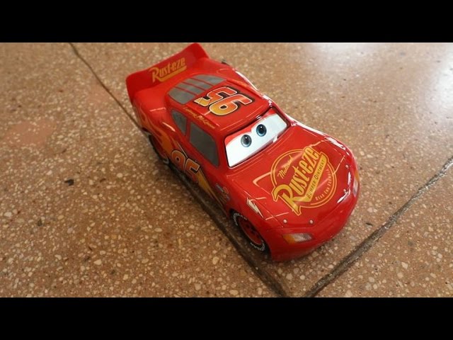 Vídeo relacionado con Mattel Disney Pixar Cars Night En Movimiento Rayo McQueen Coche de juguete que mueve los ojos, +4 años (HPH64)
