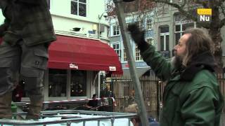 preview picture of video 'BredaNu actueel: De opbouw van de kerstboom op de Grote Markt'