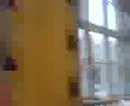 abvi iskolen få en flaske i hovedet